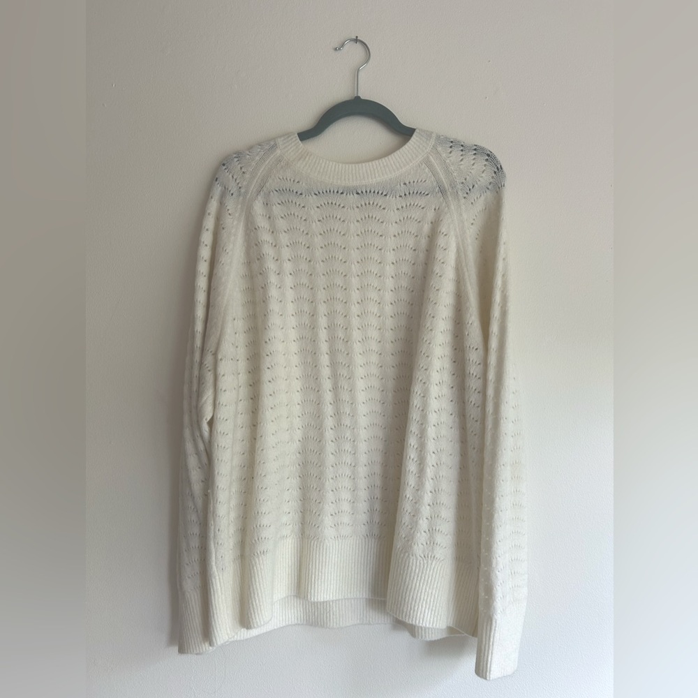 NWOT Uniqlo soft off-white sweater with scalloped knit pattern